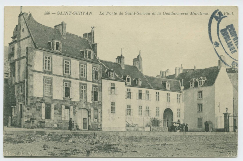 Carte postale ancienne 380 Saint-Servan - La porte de Saint-Servan et la gendarmerie maritime.