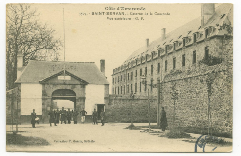 Carte postale ancienne 3505 Saint-Servan - Caserne de la Concorde. Vue extérieure.