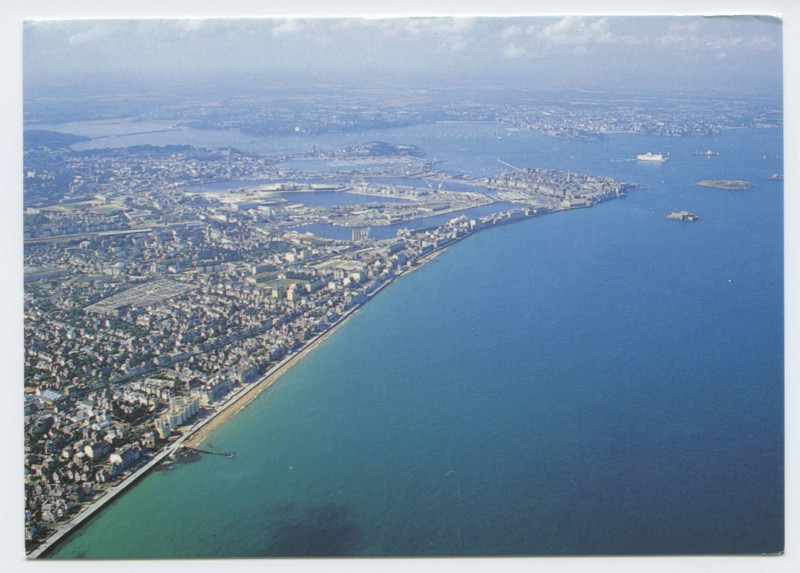 Carte postale ancienne Saint-Malo Cité corsaire - La digue, le Sillon, au fond la ville close.