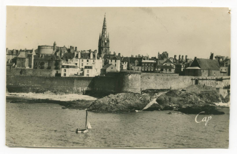 Carte postale ancienne 5  Saint-Malo - Les remparts et la ville vus du Grand Bey.