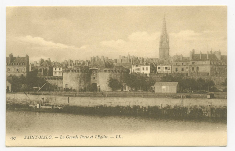 Carte postale ancienne 197  Saint-Malo - La Grande Porte et l'église.