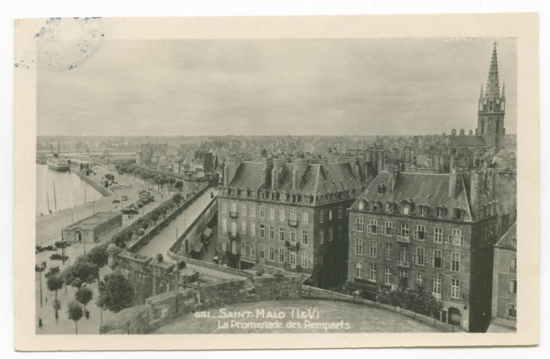 Carte postale ancienne 641  Saint-Malo - La promenade des remparts.