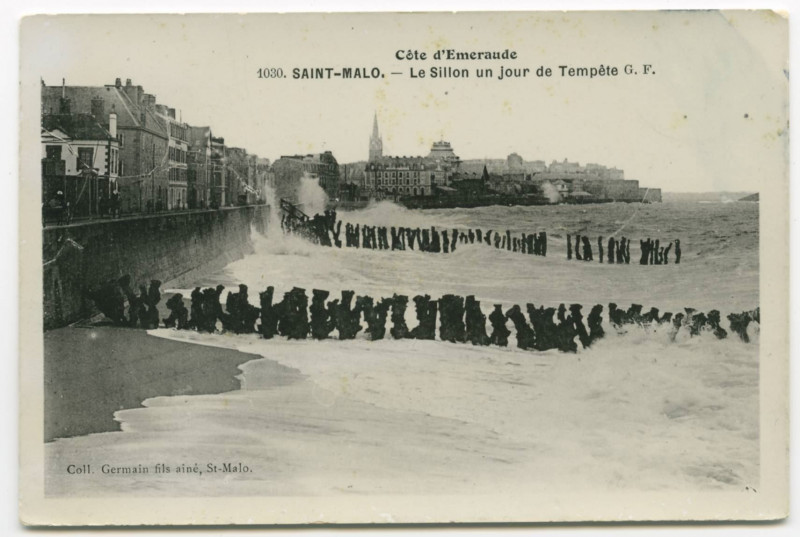 Carte postale ancienne 1030  Saint-Malo - Le Sillon un jour de tempête.