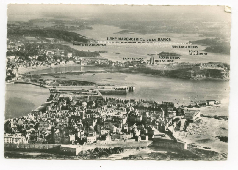 Carte postale ancienne En Bretagne. 132 - Vue aérienne. Au premier plan,  Saint-Malo (Ille-et-Vilaine). Au deuxième plan, Vallee De La Rance...
