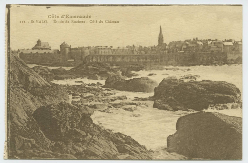 Carte postale ancienne 111 Saint-Malo - Etude de rochers - Coté du château.