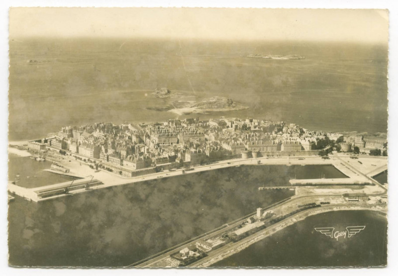 Carte postale ancienne La France vue du ciel. 2  Saint-Malo (Ille-et-Vilaine) - Vue d'ensemble.