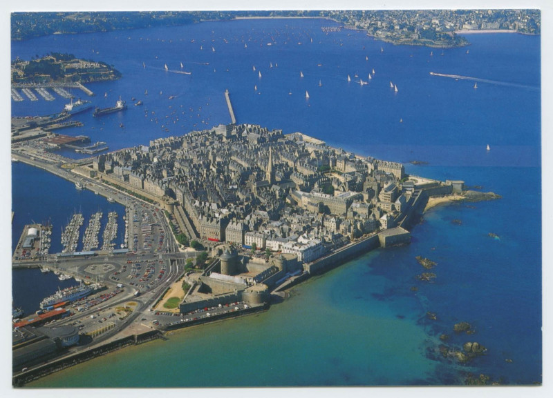 Carte postale ancienne Saint-Malo Cité corsaire -La ville fortifiée intra muros. Vue Generale.