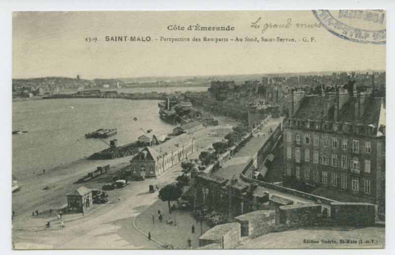 Carte postale ancienne 4309 Saint-Malo - Perspective des remparts - Au fond, Saint-Servan.