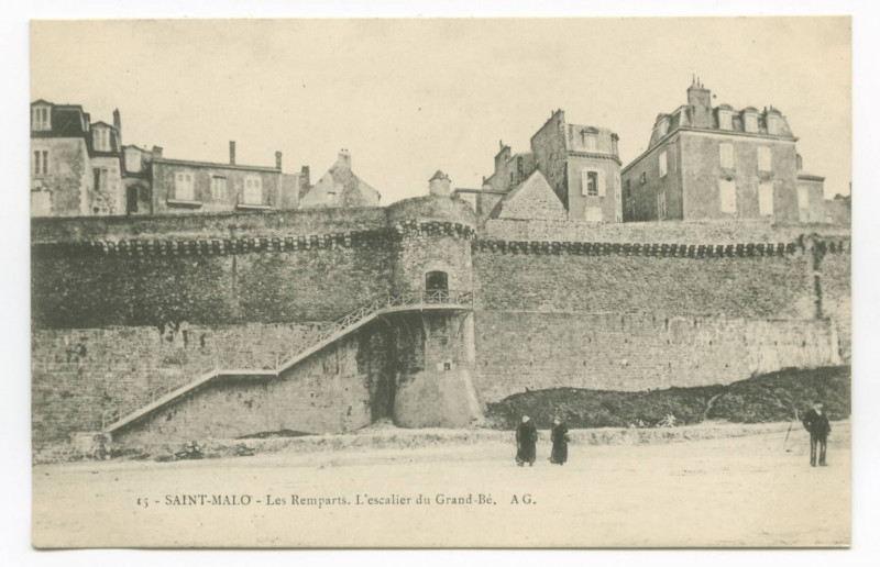 Carte postale ancienne 15 Saint-Malo - Les remparts - L'escalier du Grand Bé.