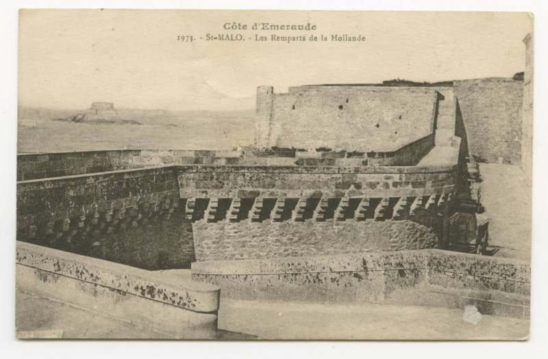 Carte postale ancienne 1973  Saint-Malo - Les remparts de la Hollande.