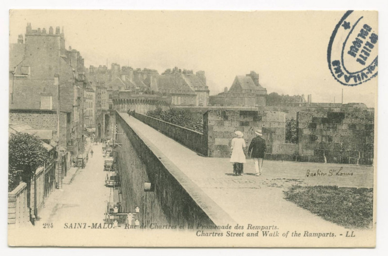 Carte postale ancienne 224 Saint-Malo - Rue de Chartres et la promenade des Remparts.