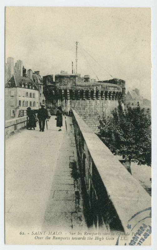 Carte postale ancienne 62 Saint-Malo - Sur les remparts vers la grande porte.