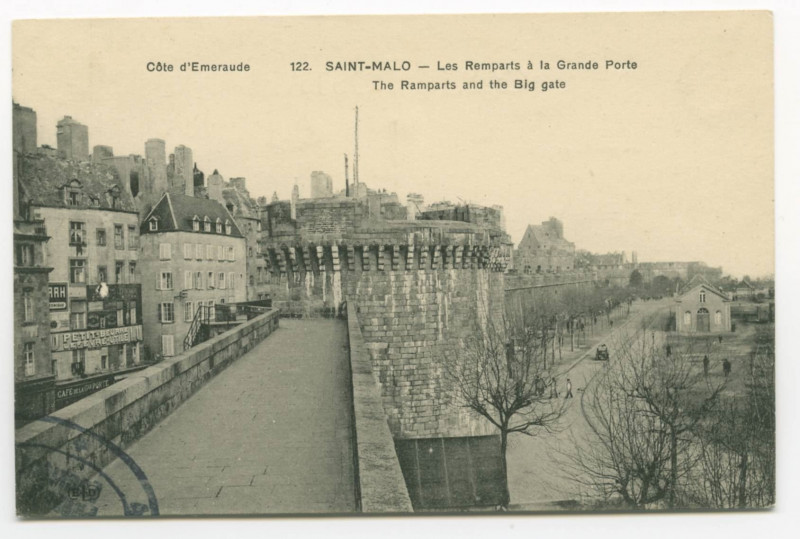 Carte postale ancienne 122 Saint-Malo - Les remparts à la grande porte. The ramparts and the big gate.