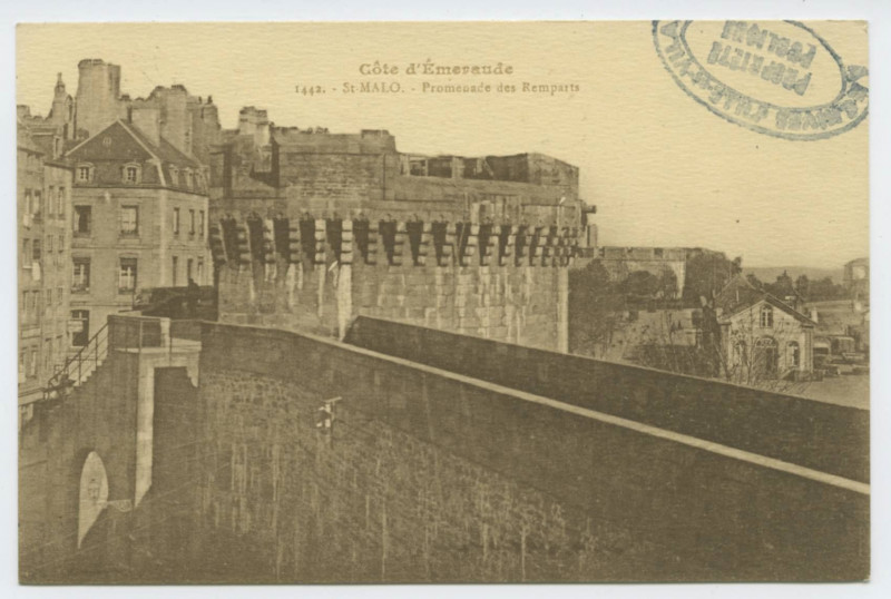 Carte postale ancienne 1442  Saint-Malo - Promenade des remparts.