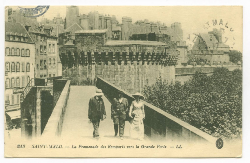 Carte postale ancienne 213  Saint-Malo - La promenade des remparts vers la grande porte.