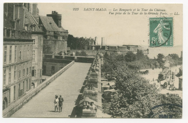Carte postale ancienne 223  Saint-Malo - Les remparts et la tour du château. Vue prise de la tour de la grande porte.