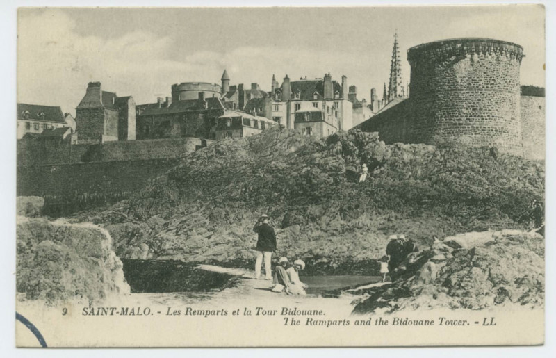 Carte postale ancienne 9  Saint-Malo - Les remparts et la tour Bidouane.
