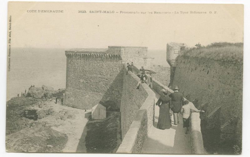 Carte postale ancienne 3823  Saint-Malo - Promenade sur les remparts - La tour Bidouane.