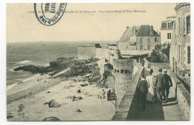 Carte postale ancienne 1302  Saint-Malo - Promenade sur les remparts - Tour Notre-Dame et tour Bidouane.