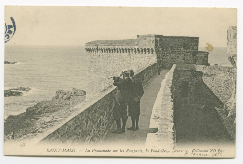 Carte postale ancienne 143  Saint-Malo - La promenade sur les remparts, la Poudrière.