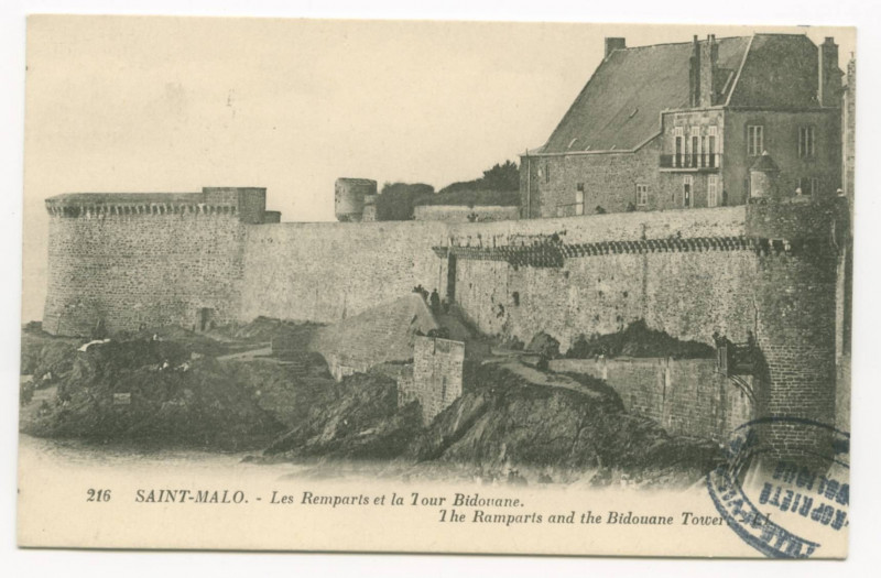 Carte postale ancienne 216  Saint-Malo - Les remparts et la tour Bidouane.