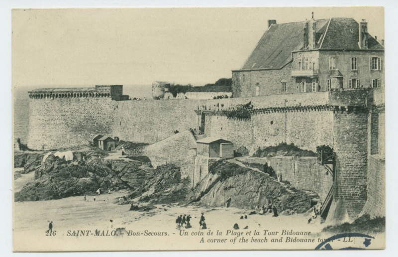 Carte postale ancienne 216  Saint-Malo - Bon Secours - Un coin de la plage et la tour Bidouane.