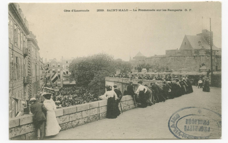 Carte postale ancienne 2559  Saint-Malo - La promenade sur les remparts.