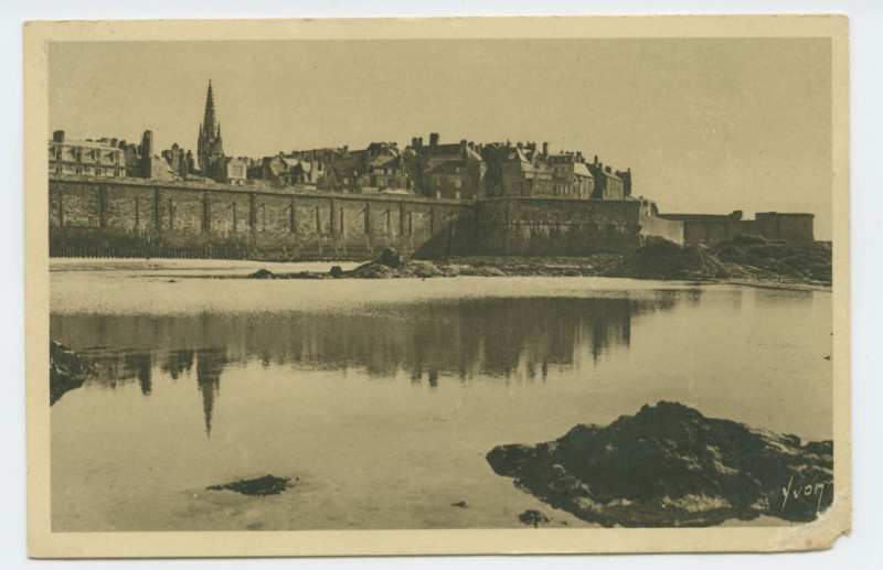 Carte postale ancienne 14 Saint-Malo - Vue sur les remparts.