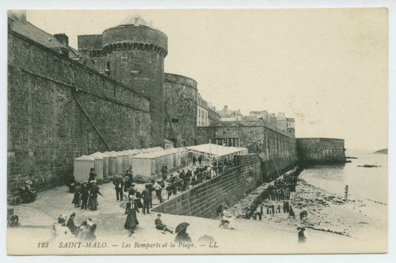 Carte postale ancienne 123 Saint-Malo - Les remparts et la plage.