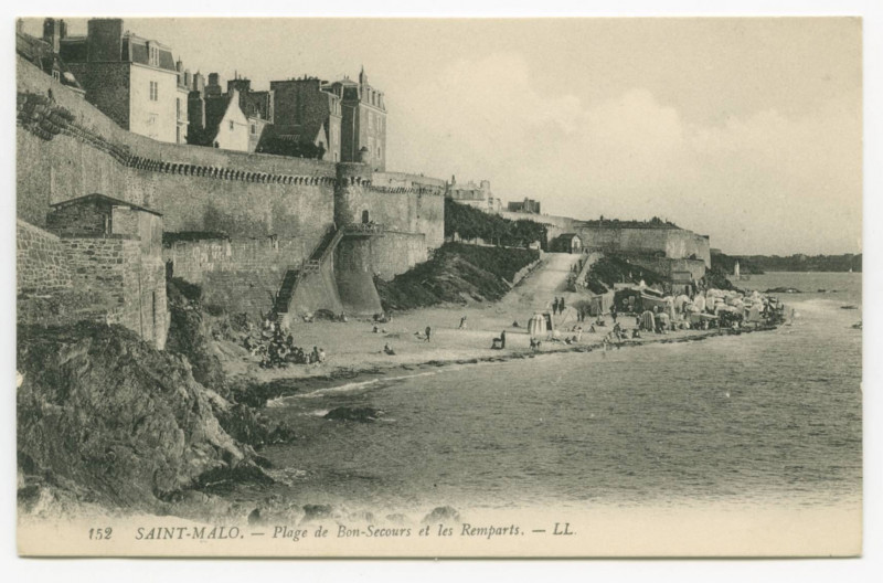 Carte postale ancienne 152 Saint-Malo - Plage de Bon Secours et les remparts.