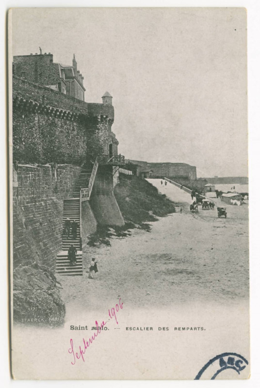 Carte postale ancienne Saint-Malo - Escalier des remparts.