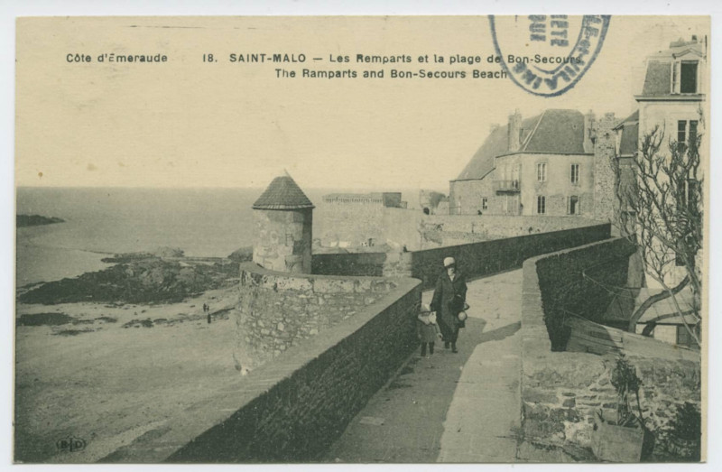 Carte postale ancienne 18  Saint-Malo - Les remparts et la plage de Bon Secours. The ramparts and Bon Secours beach.