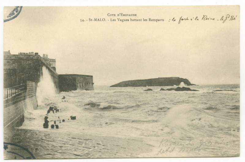 Carte postale ancienne 54  Saint-Malo - Les vagues battant les remparts.