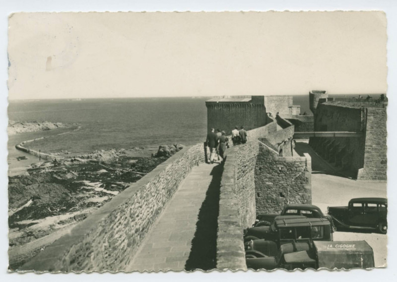 Carte postale ancienne 626  Saint-Malo - Les remparts.