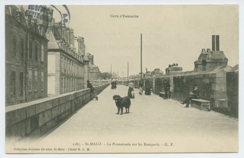 Carte postale ancienne 1185  Saint-Malo - La promenade sur les remparts.