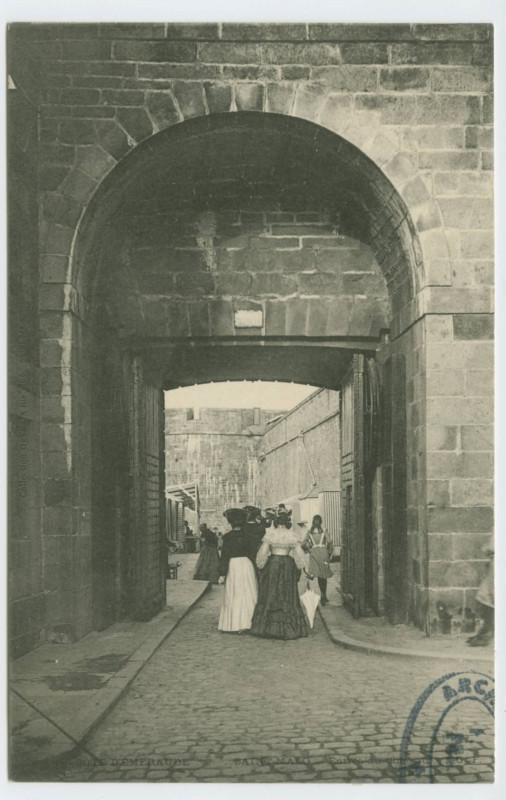 Carte postale ancienne Saint-Malo - Entrée du château.