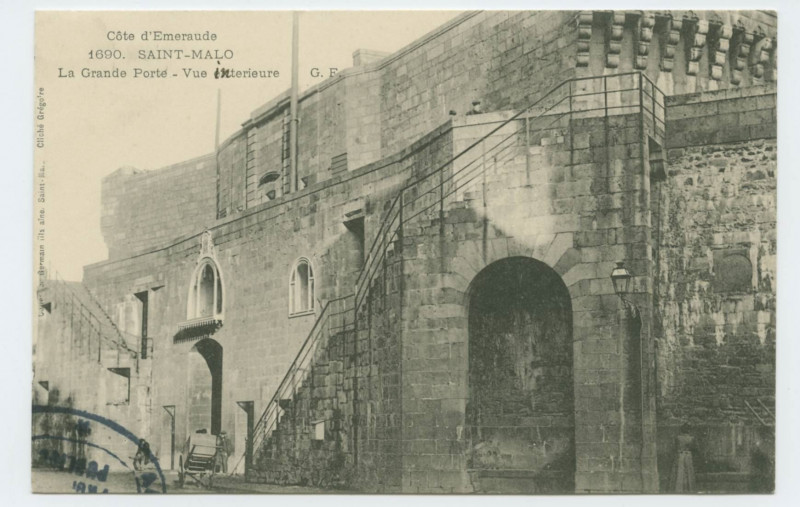Carte postale ancienne 1690  Saint-Malo - La grande porte - Vue intérieure.