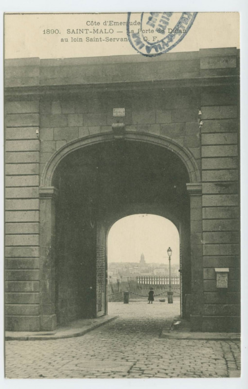 Carte postale ancienne 1890  Saint-Malo - La porte de Dinan. Au loin Saint-Servan.