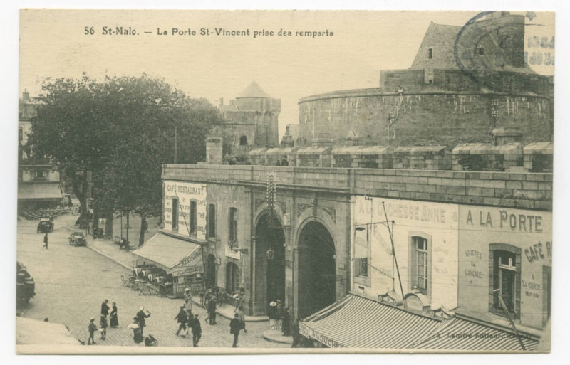 Carte postale ancienne 56  Saint-Malo - La porte Saint-Vincent prise des remparts.