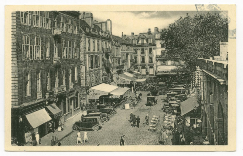 Carte postale ancienne 24  Saint-Malo - Place Châteaubriand.