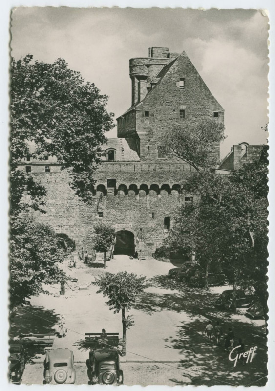 Carte postale ancienne Saint-Malo - Le château vu de la place Châteaubriand.