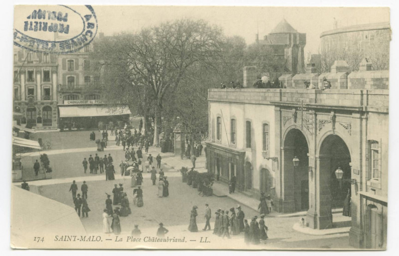Carte postale ancienne 174  Saint-Malo - La place Chateaubriand.