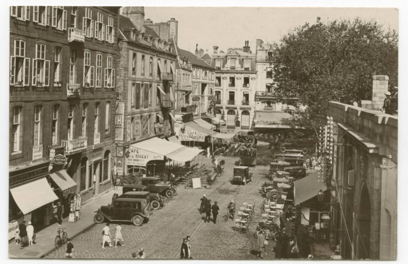 Carte postale ancienne 24  Saint-Malo - Place Chateaubriand.