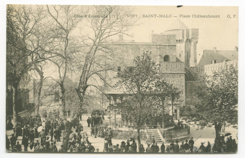 Carte postale ancienne 2497  Saint-Malo - Place Chateaubriand.