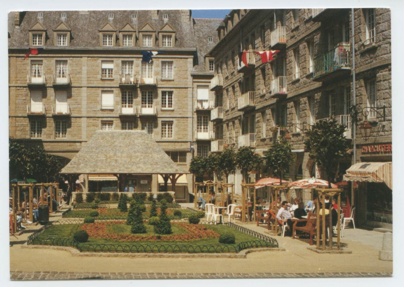 Carte postale ancienne Saint-Malo  Cité corsaire - La nouvelle place du marché.