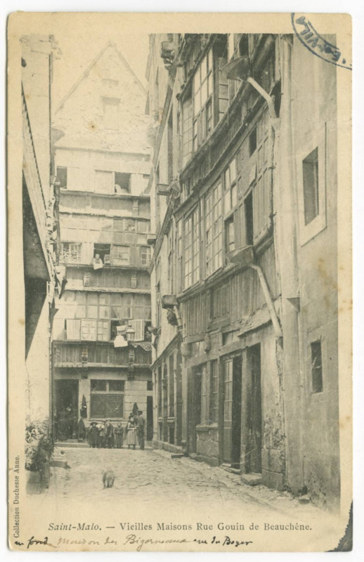 Carte postale ancienne Saint-Malo - Vieilles maisons Rue Gouin de Beauchêne.