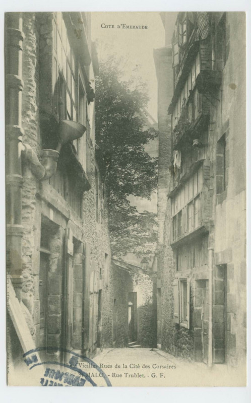 Carte postale ancienne Les vieilles maisons de la cité des corsaires.  Saint-Malo - Rue Trublet.