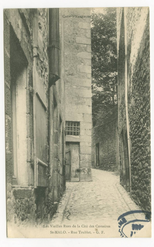 Carte postale ancienne Les vieilles maisons de la cité des corsaires.  Saint-Malo - Rue Trublet.