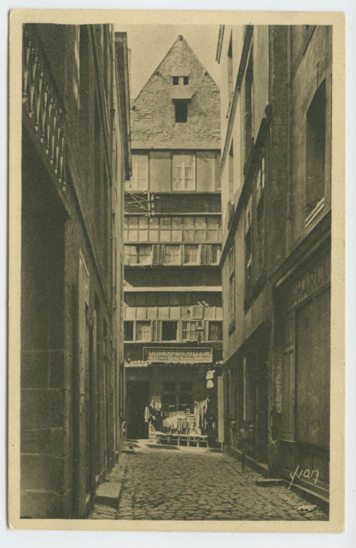Carte postale ancienne 7  Saint-Malo - Vieille Rue de la cité des corsaires.