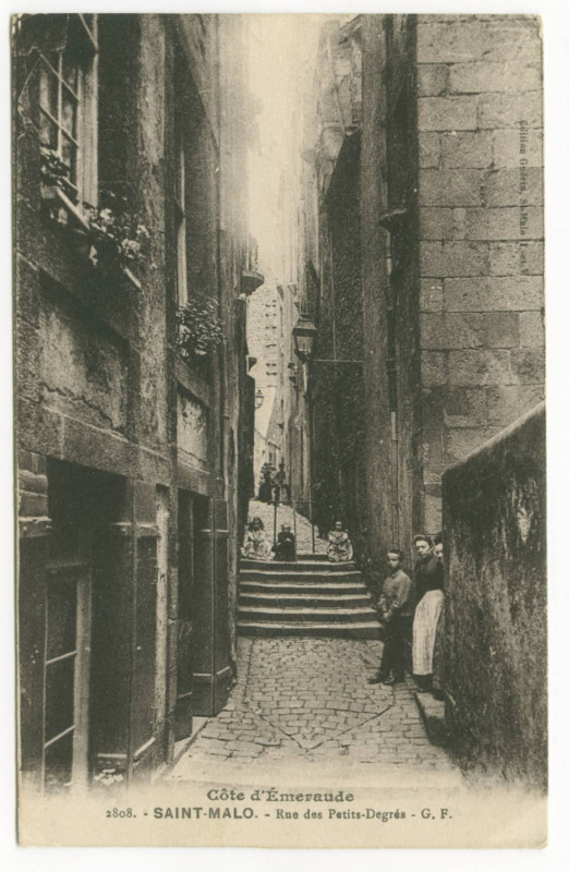 Carte postale ancienne 2808  Saint-Malo - Rue des Petits Degrés.